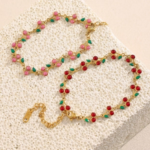 Détails des breloques cerises plaquées or 18 carats avec émail pailleté rouge et rose