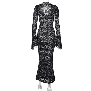 Vue arrière d'une robe en dentelle noire à manches longues et coupe sirène, détails précis