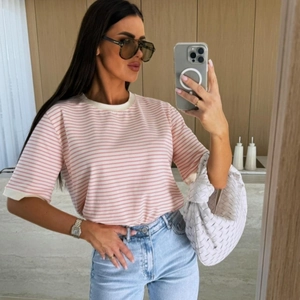 T-shirt décontracté à rayures roses et blanches avec jean à taille haute