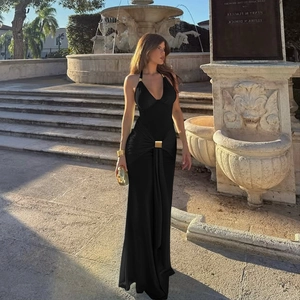 Détail de la robe licou noire élégante avec une boucle métallique stylée à la taille