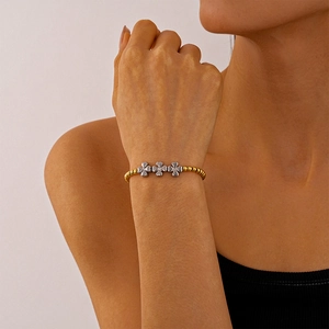 Gros plan détaillé d'un bracelet vintage en acier inoxydable avec pendentifs en trèfle