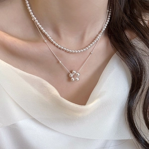 Collier élégant à double rang avec perles et pendentif fleur pour un style vintage