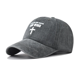 Détail de l'imprimé croix et du texte God Wins sur casquette en coton gris anthracite