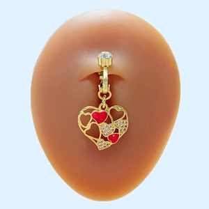 Clip de nombril doré sans perçage avec pendentif cœur rouge et zircon sur modèle