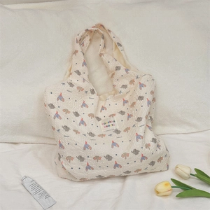 Détail d'un sac cabas en seersucker avec imprimé éléphant et texture gaufrée douce
