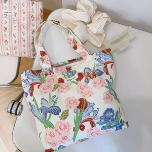 Détail du petit sac en coton aux motifs floraux de roses avec fermeture éclair