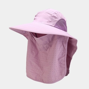 Détail d'un chapeau de soleil violet avec maille respirante et protection du visage