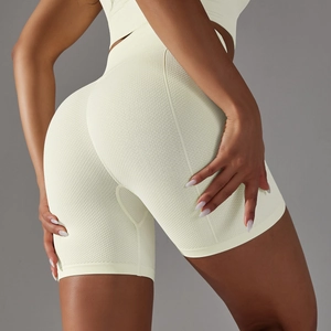 Détail d'un short de yoga sans couture taille haute jaune clair à texture alvéolée