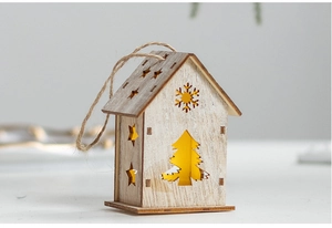 Macro di casetta di Natale in legno con luce LED calda e corda per appendere l'albero
