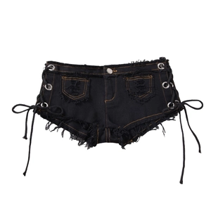 Dettaglio degli shorts neri in denim con lacci laterali e bordi sfrangiati effetto vintage