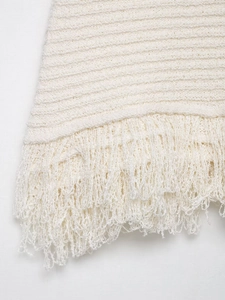 Détail macro du tissu tricoté blanc avec bordure à franges et texture de fil structurée