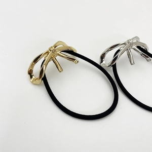 Detailsicht von eleganten Metallschleifen-Haargummis in Gold und Silber mit Elastikband