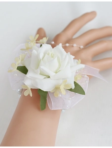 Détail du corsage de poignet rose blanche avec perles et ruban de soie pour demoiselle d'honneur