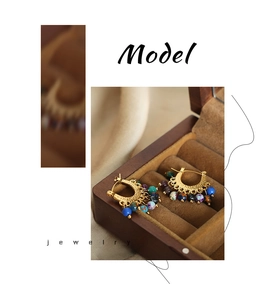 Détail macro de boucles d'oreilles vintage dorées avec perles d'agate sur velours