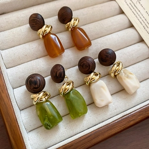 Lot de trois paires de boucles d'oreilles géométriques en résine et bois vintage