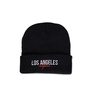 Dettaglio del ricamo Los Angeles California su un berretto invernale in maglia nera