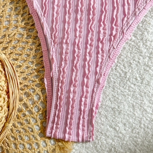Nahaufnahme der rosa Bikinihose mit gewelltem Strukturstoff und hochwertiger Nahtführung