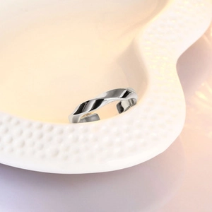 Nahaufnahme eines silbernen Vintage-Rings mit gedrehtem Design und verstellbarer Öffnung