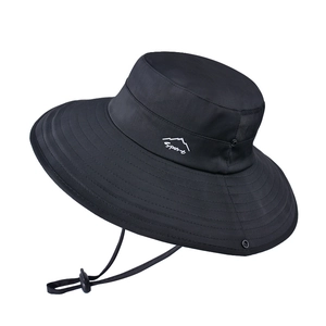 Chapeau de soleil extérieur noir respirant à large bord avec mentonnière réglable
