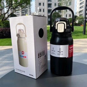 Detail view of 900ml stainless steel insulated bottle with pop-up lid and carry handle