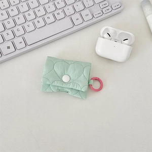 Custodia per auricolari trapuntata verde menta con chiusura a bottone AirPods