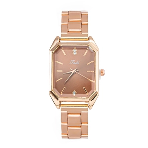 Détail du boîtier octogonal or rose et du cadran marron effet soleil de cette montre
