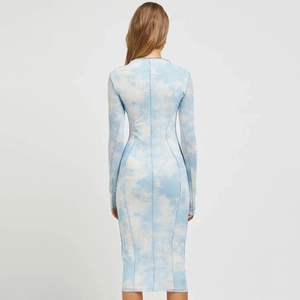 Robe midi moulante à imprimé nuage bleu et blanc avec manches longues et couture dos