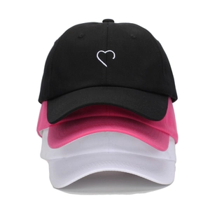 Casquettes de baseball avec cœur brodé en noir, rose et blanc, visière courbée