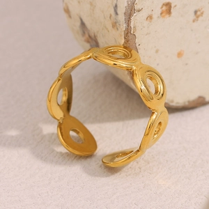 Vue détaillée de la bague en acier inoxydable plaqué or 18 carats aux cercles géométriques