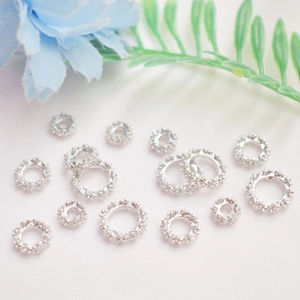 Gros plan d'intercalaires flocon d'argent avec zircone pour la création de bijoux DIY