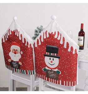 Housses de chaise Père Noël et Bonhomme de neige sur une table décorée pour Noël