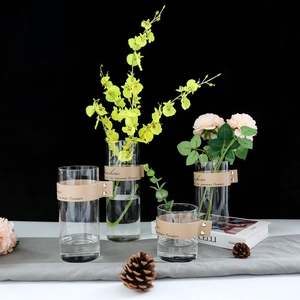Vaso cilindrico in vetro nordico con cinturino in pelle beige e rivetti dorati