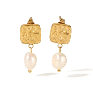 18K gold stainless steel hammered square earrings with white baroque freshwater pearls