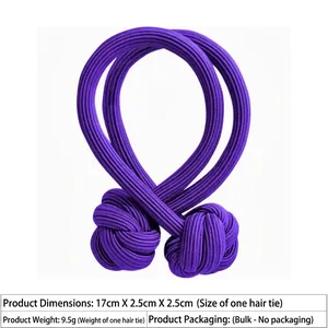 Detail van paarse elastische haarelastiek met dikke geweven textuur en maat van 17 cm