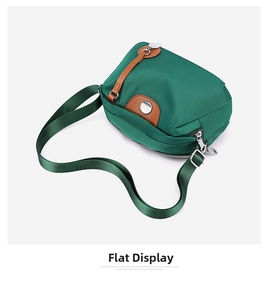 Dettaglio della borsa a tracolla in nylon verde impermeabile con finiture in pelle