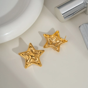 Vue détaillée de boucles d'oreilles étoile dorées avec un design multicouche poli