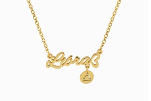 Primer plano detallado del colgante de Libra en acero inoxidable bañado en oro de 18K en blanco