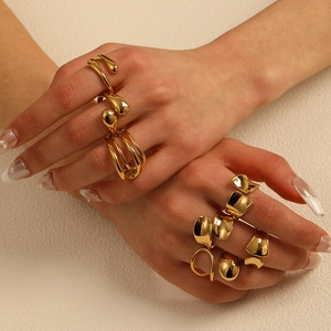 Anelli minimalisti in acciaio inossidabile placcati oro 18K con design fluido e traforato