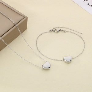 Parure collier et bracelet en acier inoxydable argenté avec pendentifs en forme de cœur