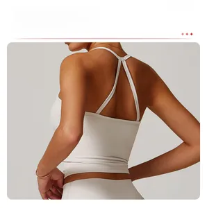 Gros plan d'une brassière de sport blanche avec de fines bretelles croisées dans le dos