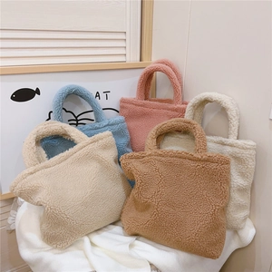 Dettaglio di borse in pile di orsacchiotto in crema, rosa, marrone, blu e beige