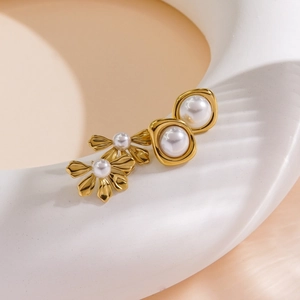 Orecchini a fiore e quadrati dorati con perle bianche su base decorativa bianca