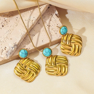 Parure collier et boucles d'oreilles dorée avec pierres turquoise et textures tressées