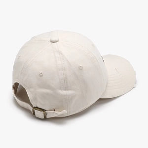 Berretto da baseball classico in cotone crema con visiera usurata e fibbia in metallo