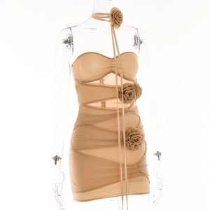 Détail de la mini robe en tulle beige avec roses 3D et élégants froncements fins