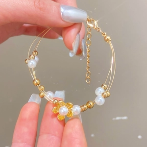 Bracciale multistrato di perle retrò con ciondolo a fiore dorato e chiusura regolabile