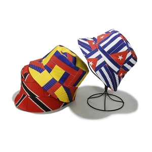 Détail de bobs en toile avec imprimés de drapeaux pour le sport et les événements d'été
