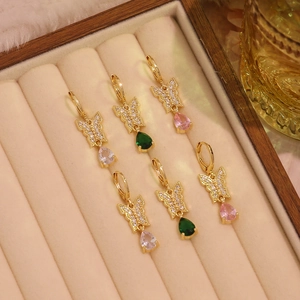 Elegante Schmetterlingsohrringe aus Gold mit bunten Zirkonia-Anhängern in Samtbox