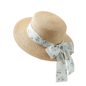 Chapeau de soleil en paille à sommet plat avec ruban floral vert clair et nœud élégant