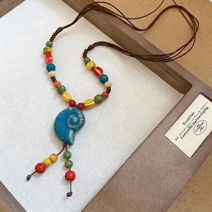 Collana etnica a due strati in ceramica con ciondolo a nautilus blu e perle colorate